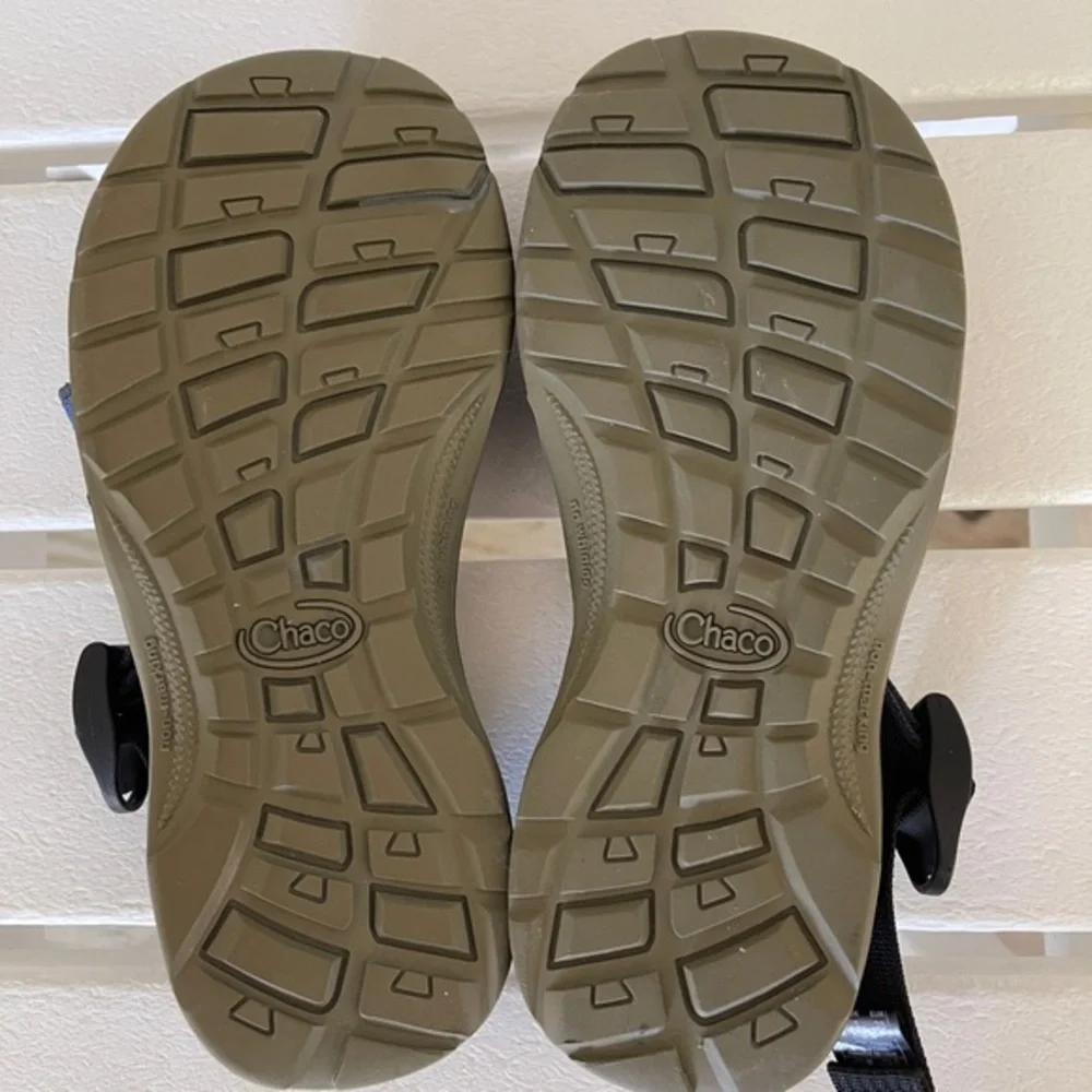 Chaco water shoes Kids size 2 blue nearly new
